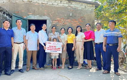 Hai mẹ con khốn khổ vui mừng đón nhận tiền hỗ trợ xây nhà từ Báo NTNN/Điện tử Dân Việt và Quỹ Thiện Tâm
