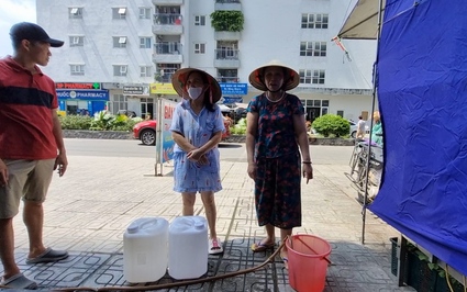 Video: Hàng trăm hộ dân khu đô thị ở Hà Nội loay hoay tìm nước sinh hoạt vì bị cắt nước không lý do