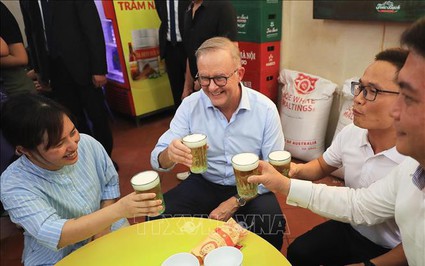 Thủ tướng Australia uống bia hơi, ăn bánh mì truyền thống Hà Nội