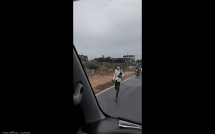 Clip NÓNG 24h: Thanh niên đập vỡ kính xe cứu thương trước cổng Bệnh viện Đa khoa tỉnh Trà Vinh