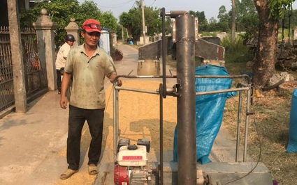 Một ông nông dân Phú Yên sáng chế máy hốt lúa, cả làng phục lăn