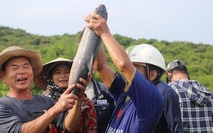 Hà Tĩnh: Hàng ngàn người lội nước, tham gia lễ hội bắt cá Đồng Hoa cầu may