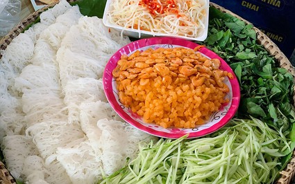 Con tép đồng ai ngờ lại là thứ làm chủ vị cho một thứ bánh ngon nức tiếng ở một làng nghề Cần Thơ