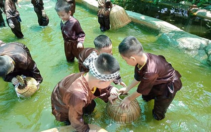 Một nông dân Khánh Hòa làm khu trải nghiệm sinh thái, trẻ em lội nước úp nơm, khách Tây cũng thấy mê