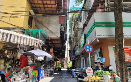 Bên trong khu nhà tập thể cũ đông dân ở Hà Nội: Cơi nới nhếch nhác, lộn xộn