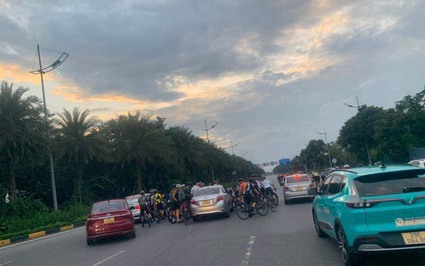 Hà Nội: Đoàn người đi xe đạp vào đường cấm, quây kín, đe dọa tài xế