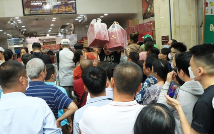 Không có thời gian và đủ sức kiên nhẫn, nhiều người Hà Nội thuê người xếp hàng mua bánh Trung thu