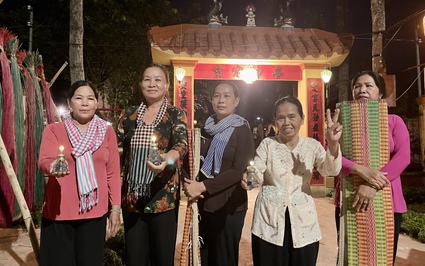 Đi “chợ ma” độc đáo có "1-0-2" ở miền Tây