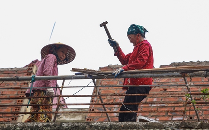 Người dân xuyên trưa tháo dỡ công trình, giao đất mở rộng đường Nguyễn Tuân, Hà Nội