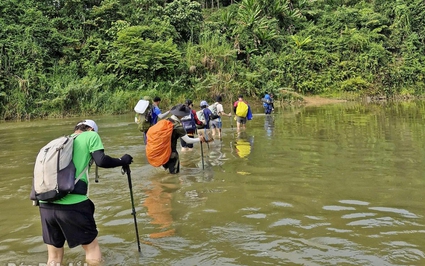 Một ngọn núi cao giáp ranh Đắk Lắk-Khánh Hòa mang tên Vọng Phu, dân tình đang chống gậy lội suối lên xem