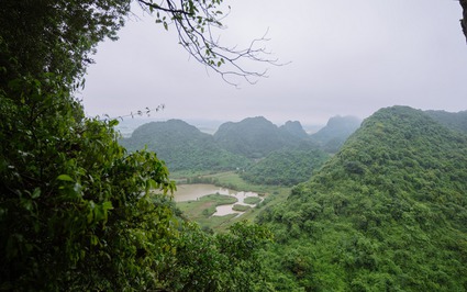 Một cái hang đá đẹp mê tơi ở Ninh Bình tên là Vái Giời, thoạt nghe lạ, nước vô còn lạ gấp mấy lần