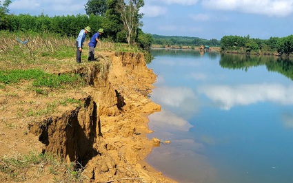 Dòng sông Kiến Giang ở Quảng Bình sạt lở thế nào mà đứng trên ngó xuống nổi cả gai ốc?