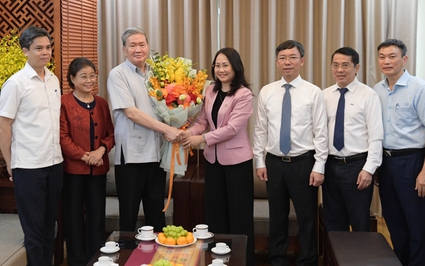 Ông Đinh Thế Huynh, nguyên Thường trực Ban Bí thư nhận Huy hiệu cao quý của Đảng