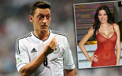 5 bóng hồng từng bước qua cuộc đời Mesut Ozil