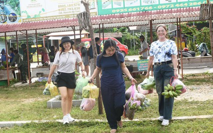 Chợ phiên ở nơi này của Kon Tum thấy lạ, sản vật tươi ngon mà người bán e thẹn, loáng cái đã hết hàng