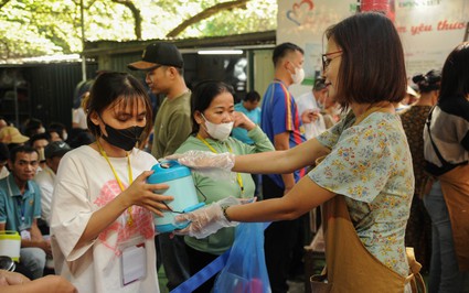 “Bữa Cơm Yêu Thương” - tình người giữa lòng Hà Nội