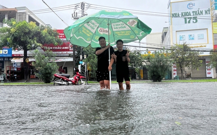 Mưa trắng trời từ sáng sớm, nhiều nơi ở TP.Đà Nẵng ngập trong nước