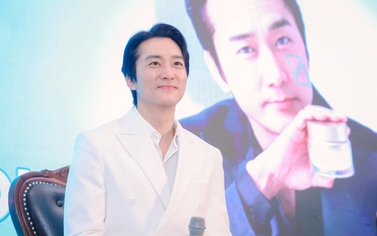 Tài tử "Trái tim mùa thu" Song Seung Heon ghi điểm với người hâm mộ khi đến Hà Nội