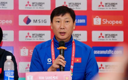 HLV Kim Sang-sik: "Tôi luôn coi HLV Shin Tae-yong là tiền bối"