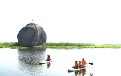 Một nơi ở Đồng Nai có "cánh đồng đá" kỳ lạ, người lớn, trẻ con đang đến xem