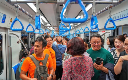 Mới chạy chính thức, tàu Metro số 1 đã phải dừng hơn 10 phút để kiểm tra quy trình vận hành