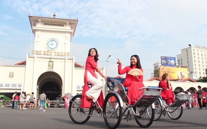 Hàng trăm "chị đẹp" xúng xính áo dài chụp hình Tết ở chợ Bến Thành