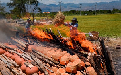 Cận cảnh kỹ nghệ làm gốm Chăm tại một làng Chăm ở Bình Thuận