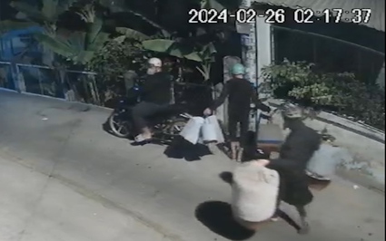 Camera an ninh ghi lại cảnh kẻ trộm đột nhập nhà dân trộm lồng và chim cảnh ở TP.HCM