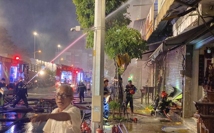 Cháy lớn tại cửa hàng kinh doanh đồ gỗ mỹ nghệ, hàng chục cảnh sát căng mình dập lửa
