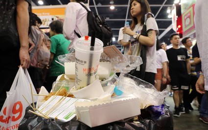 Du khách chẳng mấy quan tâm tới lệnh cấm đồ nhựa của Hồng Kông