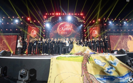 Chiếc áo dài thổ cẩm hình rồng dài nhất Việt Nam khiến khán giả ngỡ ngàng