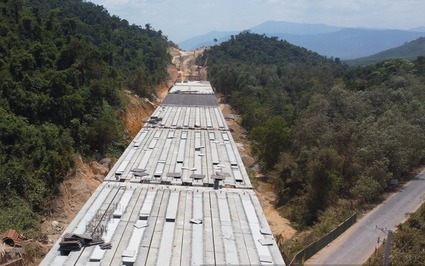 Hàng trăm công nhân thi công cầu dài nhất tuyến cao tốc Vân Phong - Nha Trang