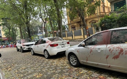 Hàng loạt ô tô đỗ trên vỉa hè ở quận Hoàng Mai (Hà Nội) bị tạt sơn đỏ