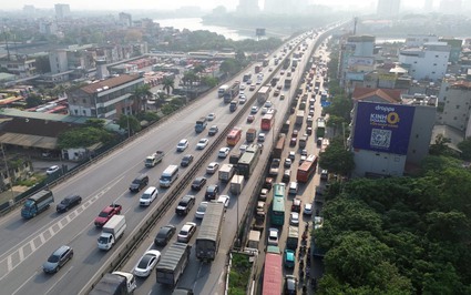 Nóng: Đường Vành đai 3 trên cao ùn tắc vài cây số, dòng xe nhích từng mét rời Hà Nội