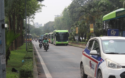 Xe máy "vô tư" đi vào tuyến đường dành riêng cho xe buýt ở Hà Nội