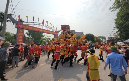 Lễ hội chùa Trông với màn xoay kiệu khiến hàng nghìn người xem "lác mắt"