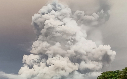 Clip: Khung cảnh núi lửa ở Indonesia phun trào như "Thượng đế nổi giận", khiến nhiều người sợ hãi 