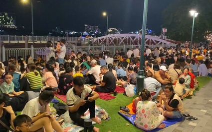 Hàng ngàn người dân Sài Gòn “xí chỗ” chờ xem pháo hoa