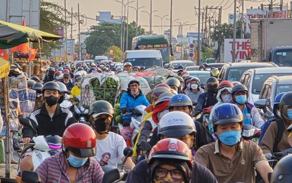 Cảnh trái ngược tại 2 cửa ngõ trong ngày người dân trở lại TP.HCM sau kỳ nghỉ lễ 30/4 - 1/5