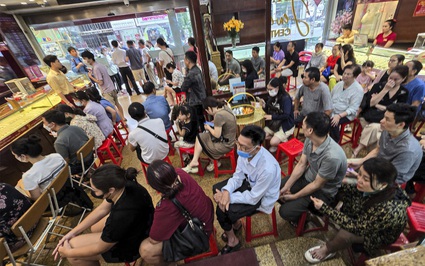 Tiệm vàng ở Hà Nội quá tải từ khi chưa mở quầy giao dịch, khách hàng bị giới hạn mua tối đa 2 cây 
