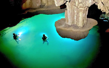 Quảng Bình: Chiêm ngưỡng hồ nước treo lơ lửng trên vách hang, ẩn số nguồn nước đổ về