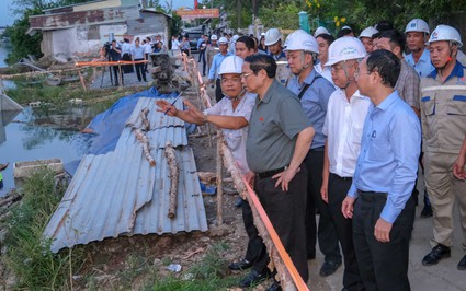 Thủ tướng Phạm Minh Chính khảo sát hiện trường dự án kè chống sạt lở khẩn cấp ở Cần Thơ