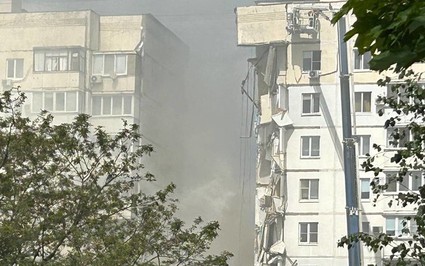 Ukraine tấn công xé toạc tòa nhà chung cư 10 tầng ở Nga: Nhiều người thương vong