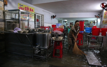 Nhà ngập nặng sau mưa, người dân TP.HCM hì hục tát nước trong sự bất lực