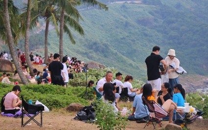 Người dân, du khách rủ nhau lên Bán đảo Sơn Trà "chữa lành"
