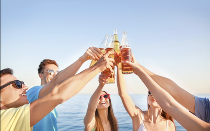 Làm thế nào để giữ an toàn khi uống rượu ở bãi biển?