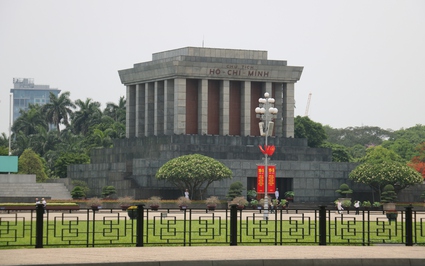 Phố phường Thủ đô rợp cờ hoa kỷ niệm 134 năm Ngày sinh Chủ tịch Hồ Chí Minh