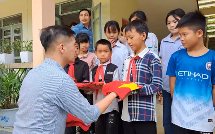 Clip: Trao học bổng và quần áo cho học sinh nghèo vượt khó ở một huyện biên giới của Lai Châu