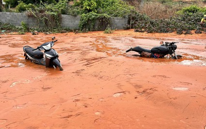 Diễn biến vụ mưa lớn trong đêm, cát đỏ từ đồi cao tràn xuống tuyến đường du lịch ở Bình Thuận  