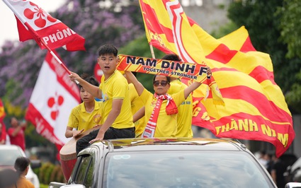 Hàng nghìn CĐV Nam Định, Hải Phòng diễu hành đến sân Thiên Trường